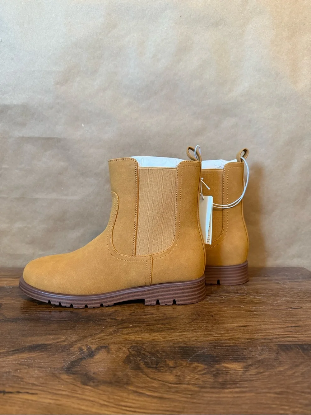 NWT Girls Vegan Leather Chelsea Boots in Brown - size 4